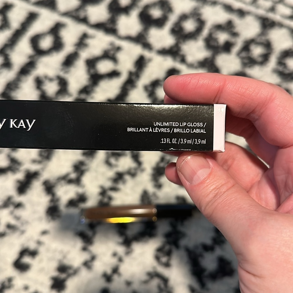 Mary Kay Unlimited Lipgloss - Picture 3 of 4